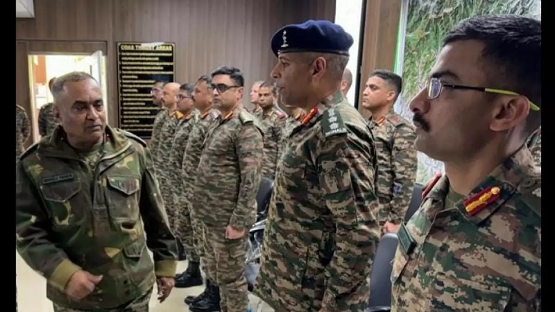 सेना प्रमुख का पुंछ में ग्राउंड-ज़ीरो का दौरा, कमांडरों को 'सबसे पेशेवर' तरीके से ऑपरेशन करने के लिए किया प्रेरित